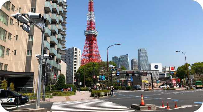 出口から出て右に向かうと東京タワーが見えてきます