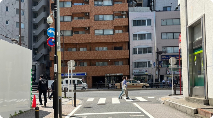 正面に茶色いマンション、右側に三井住友銀行が見えたらそこを右に曲がります