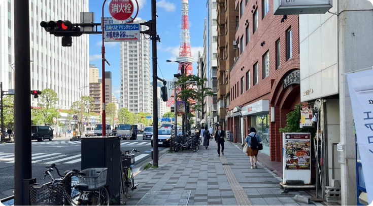 右側に建物が見えます